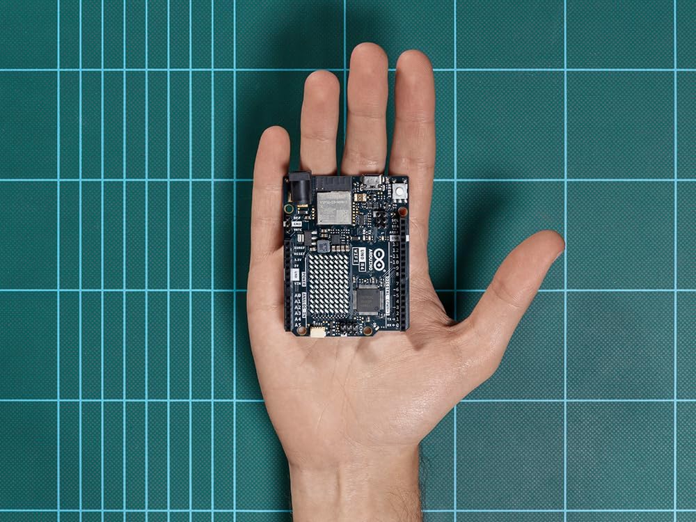 Arduino UNO R4 WiFi [ABX00087] - Renesas RA4M1 / ESP32-S3 - Wi-Fi, Bluetooth, USB-C, CAN, DAC, OP AMP, connettore Qwiic, matrice LED 12x8